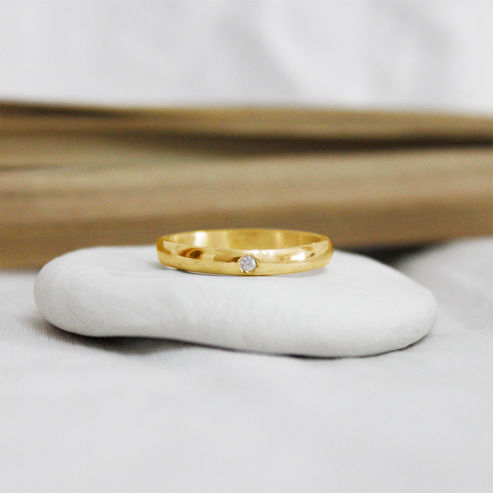 Alianza clásica de oro con piedra