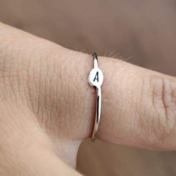 Anillo con inicial en plata de ley