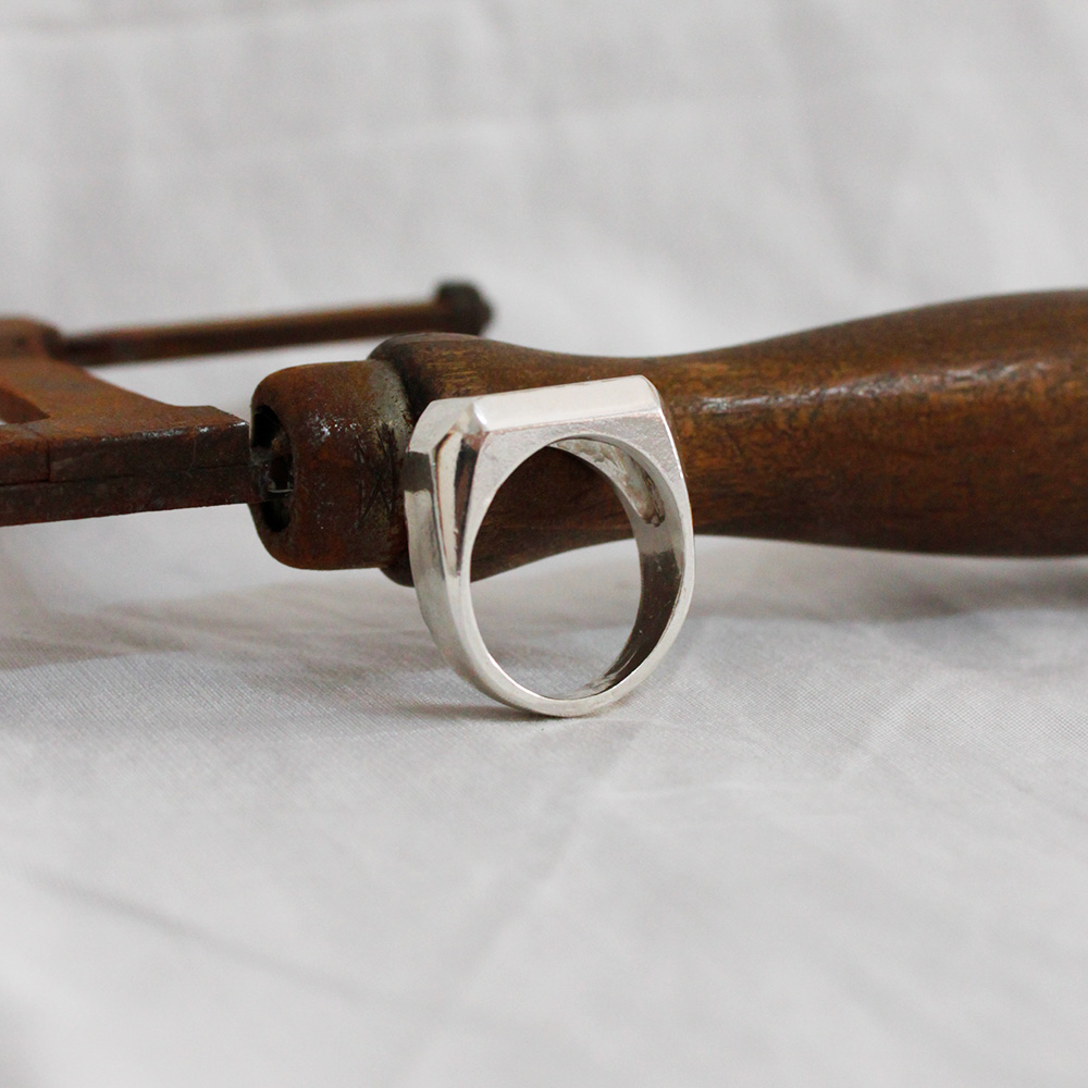 Sello Facetado: anillo en plata de ley